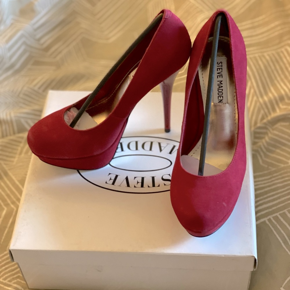 STEVE MADDEN CARYSSA RED SUEDE PLATFORM HEEL SZ.6.5. NEW